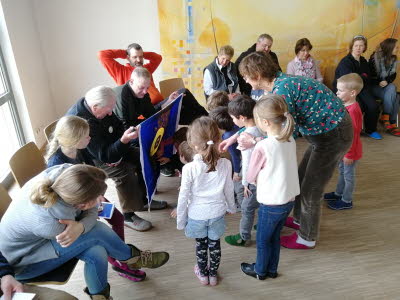 Mit den KiGa-Kindern spielen wir das Staffettensystem nach. 