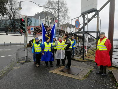 Warten auf die Rheinfähre (Gruppe A) 