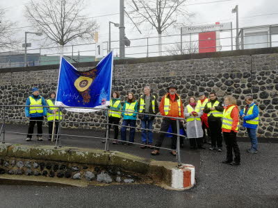 Warten auf die Rheinfähre (Gruppe A) 