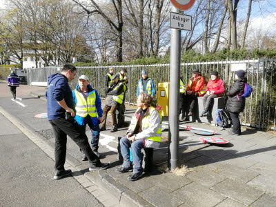 A und B warten auf den BMZ-Termin